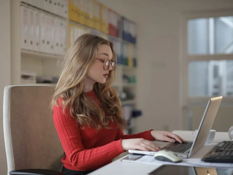 Une indépendante travaille sur son ordinateur portable à son bureau