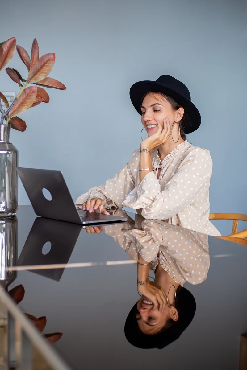 Femme européenne en robe et chapeau Image d'illustration Wethiko : Femme europeenne en robe et chapeau